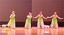 Cachorrinho vira-lata invade palco e começa a dançar com bailarinas em universidade na China. (Foto: Douyin/C19991115)