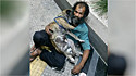 Mulher vê doce cena de morador de rua abraçando o seu cachorrinho em São Paulo.