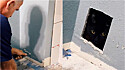 Durante reforma gato fica preso em parede, dona ouve o miado no banheiro e pai faz buraco na parede para tirá-lo.