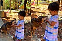 Jovem gravava criança e seu cão e sem querer captura o diálogo mais lindo do mundo.