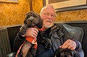 Professor manda recado para seus vizinhos que tem cachorros e recebe resposta