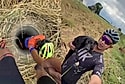 Durante pedal na rodovia, pai e filho salvam cachorrinha de buraco escondido no matagal.