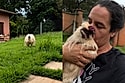 “Quem fica mais feliz?”: galinho Chico dispara ao ouvir tutora chamá-lo e cena derrete corações.