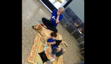 Mãe chora quando seu filho com autismo faz seu primeiro amigo