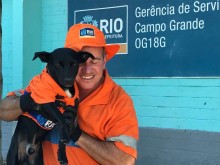 Cachorro e gari fazem sucesso na limpeza de ruas no RJ