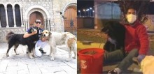 Homem procura por cães de rua todos os dias para alimentá-los durante quarentena