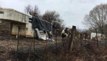 Voluntários não conseguiram acreditar em quem encontraram dentro desse trailer enferrujado