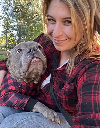 Cachorro não consegue parar de 'agradecer' à mulher que lhe mostrou o