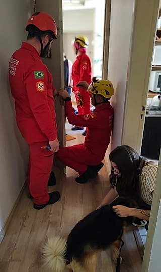 John foi resgatado pelos bombeiros.