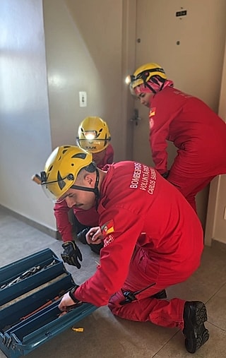 Os bombeiros foram até o apartamento.
