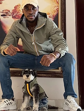 Duke chegou em um dos momentos mais difíceis da vida de Oreoluwa, e nunca mais saiu do lado dele.