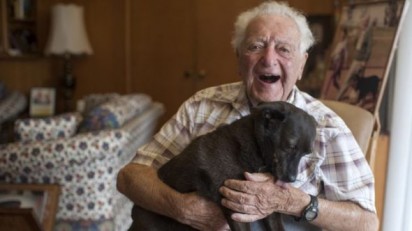 Milt e sua cachorrinha Lancy Milt não tem certeza se os cães são a chave para a longevidade, mas até agora tem funcionado para ele! Foto: Dona Tracy