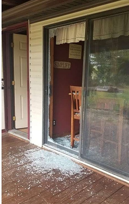 A cabra quebrou a porta de corre de vidro da casa.