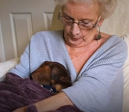A idosa Nan é a pessoa favorita da cadela Sally.