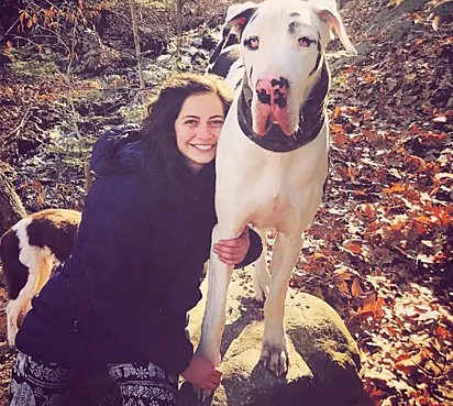 O cachorro da raça dogue alemão e sua dona, Alyssa.