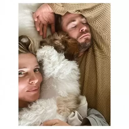 Esposa do ator Chris Hemsworth, o Thor, compartilha foto do astro tirando  uma soneca com o cão do casal