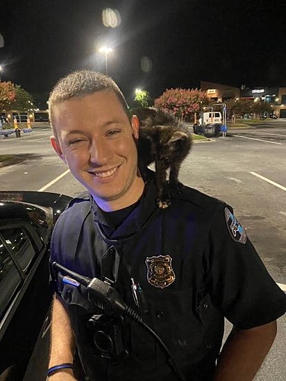 O gatinho no ombro do policial americano, Housand.