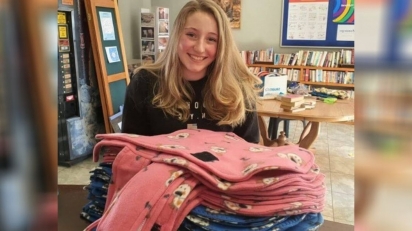 A jovem Liencke Pretorius, 14 anos, confeccionou roupas para os animais de abrigo. (Foto: Facebook/Kempton Park SPCA)