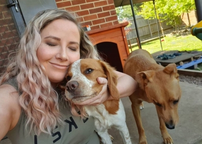 Erin Joyce com os seus dois cachorros. (Foto: Instagram/e.clare93)