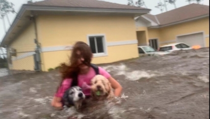 A jovem e a família tiveram que deixar sua casa imediatamente quando o furacão atingiu a costa do país. (Foto: Tim Aylen)