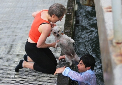 O jovem se jogou na água para salvar a cadelinha do afogamento. (Foto: Newspix/Rex Features)