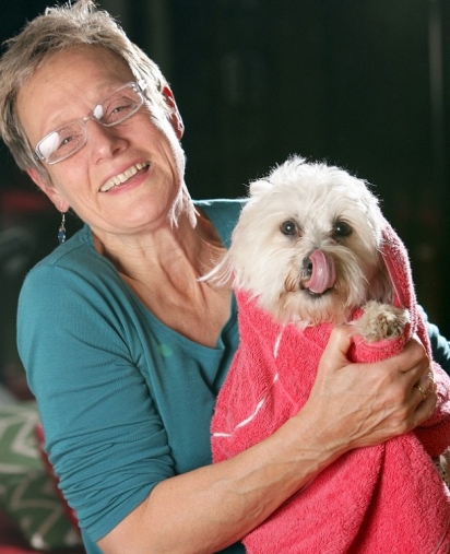 Sue Drummond com a sua amada cadelinha Bibi, depois do susto. (Foto: Newspix/Rex Features)