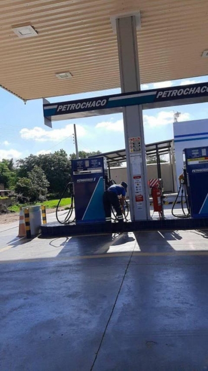 O momento foi registrado por Anita Hermosilla, num posto de gasolina no Paraguai. (Foto: Anita Hermosilla)