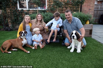 Darren e Gemma Summerscale-Heards apareceram no programa 12 Puppies and Us da BBC2, com os filhos Dexter, cinco, que tem paralisia cerebral Tiana, nove, Spencer, um e os cães Simba e Woody (Foto: BBC)
