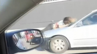 Alize James foi filmada agarrada ao capô de um carro em Houston, Texas, em novembro, enquanto tentava impedir um casal de roubar um cachorro. (Foto: Reprodução/YouTube/Click 2 Houston)