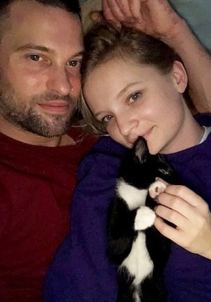 O casal Olga Shipunova e Zack King com o gatinho Billy. (Foto: Arquivo Pessoal/Zack King)
