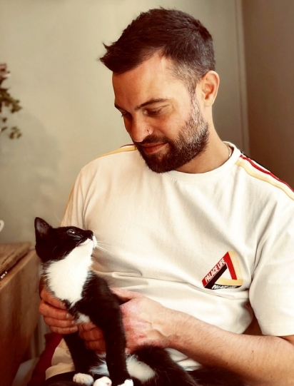 Zack com o gatinho Billy. (Foto: Arquivo Pessoal/Zack King)