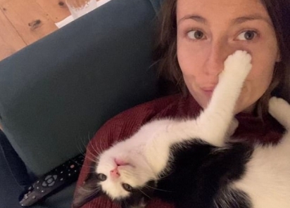 A nova dona Olivia Hadley disse que não pode imaginar sua vida sem o gatinho. (Foto: Instagram/Battersea Dogs and Cats Home)