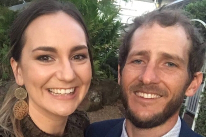 O casal Katherine Leadbetter e Matthew Field que foi atropelado por um carro dirigido por um adolescente em Alexandra Hills, em Redland City (Austrália).