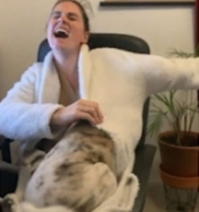 Daisy Gijsbers tem um ataque de risos com a brincadeira do cãozinho.