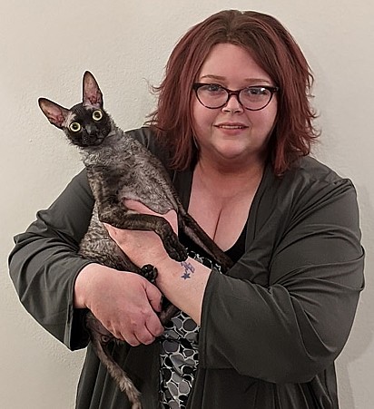 O gatinho Pixel com a sua dona Alyson Kalhagen.