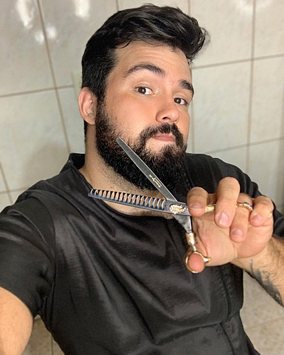 Phillipe Nogueira já ganhou o Master Groom Brasil 2018. E tem feito sucesso no TikTok com seus vídeos, encenando o cotidiano de um pet shop.