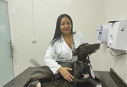 A médica veterinária Dra. Dayse Silva com o cachorrinho.