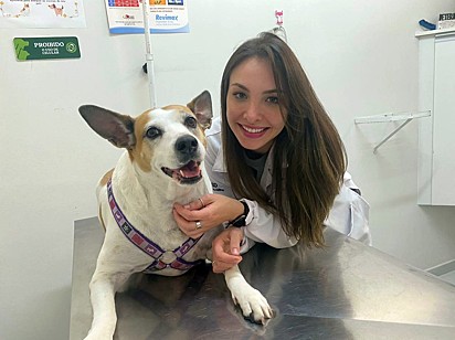 A veterinária Juliana Mestres com a cachorrinha Nina.