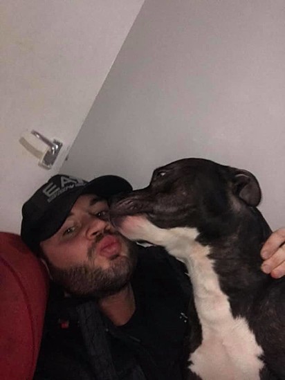 O cão Rocco com o seu dono Jake Channon.