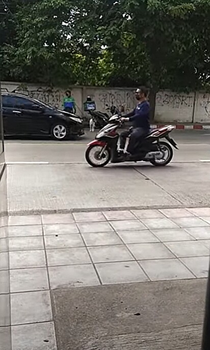 O motoqueiro se solidarizou com o vira-lata e o ajudou a atravessar a rua.