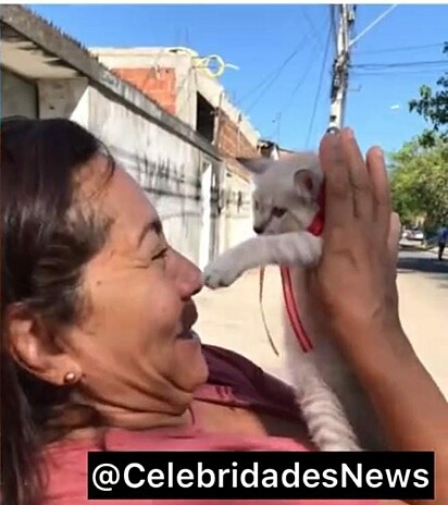 Mulher emocionada ao ver seu primeiro gatinho pela primeira vez.