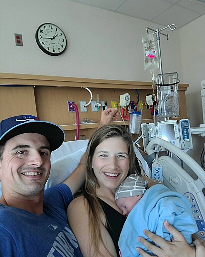 Corinne com seu marido e bebê após dar a luz no hospital.