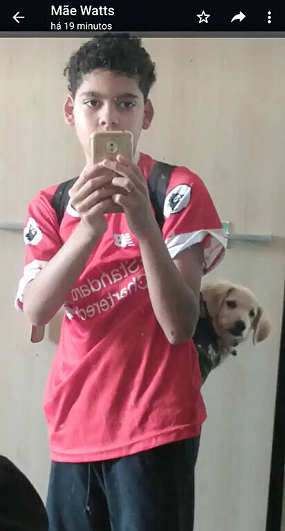 Cadu está tirando uma foto com seu cãozinho dentro da mochila