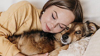 Comportamentos que geralmente indicam ansiedade de separação ou agressividade são mais frequentes em cães que dormem fora de casa e longe de seus tutores. 