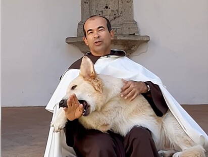 Frei Petrônio de Miranda com seu cachorro no colo.