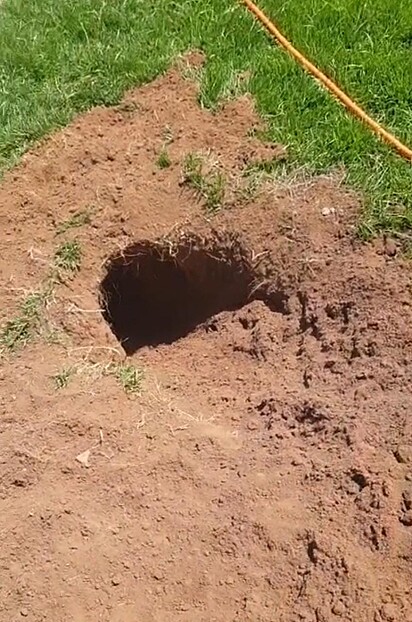 O buraco ficou profundo e espalhou terra pelo quintal.