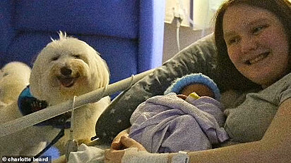 Charlotte, bebê e Flump no hospital.