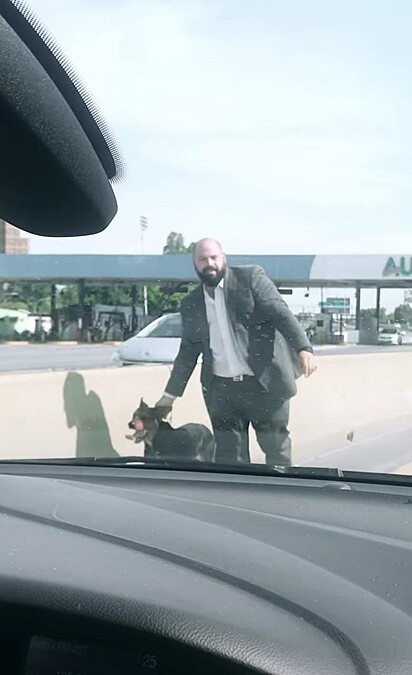 O advogado está levando o cachorro até o carro.