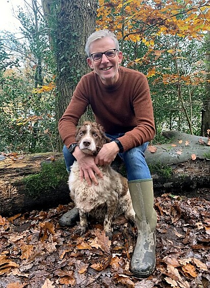 O veterinário e o cão passeando no bosque.