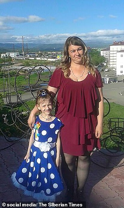 Vika está ao lado de sua mãe Tatyana